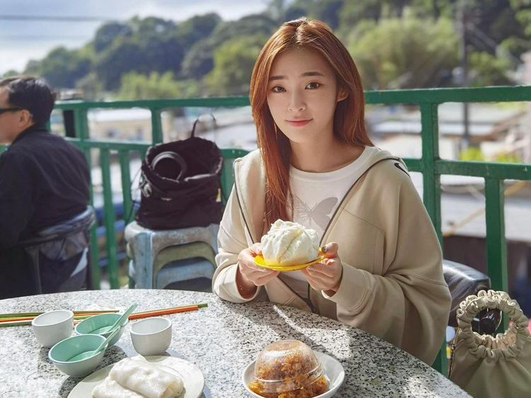 Momen Seru Celina Harto Miss Hong Kong Makan Kuotie dan Dimsum