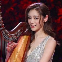 Melengkapi kecantikannya, Celina Harto lihai bermain harpa. Ia pun unjuk kebolehannya itu di Miss Hong Kong 2020. (Foto: Instagram/@celina_harto)