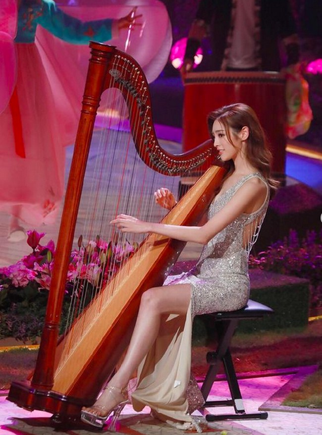 Malam final Miss Hong Hong 2020 berlangsung pada 30 Agustus 2020 dan disiarkan secara langsung oleh TV Nasional. Di acara tersebut, Celina Harto sukses merebut perhatian berkat perawakan dan bakatnya. (Foto: Instagram/@celina_harto)