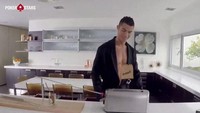 Gagah dan tampan. Tak banyak yang megetahui Ronaldo juga sering menghabiskan waktunya di dapur. Setiap pagi dirinya tak keberatan untuk membuat sendiri roti panggang di dapurnya yang serba putih. Foto: Istimewa
