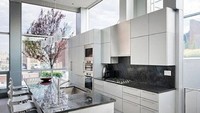 Memiliki Penthouse mewah, pesepakbola asal Prancis, Thierry Henry punya dapur yang menawan. Perpaduan warna putih dan hitam serta meja marmer berukuran besar membuat dapur di rumahnya tampak mewah. Foto: Istimewa
