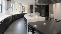 Paul Pogba punya keinginan unik untuk bentuk dapur di rumahnya. Tidak persegi maupun persegi panjang, Paul Pogba memilih untuk mendesain dapurnya dengan bentuk bulan sabit. Foto: Istimewa