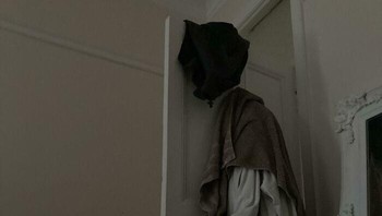 Ehh apaan ya itu di dekat pintu? Dok. Boredpanda