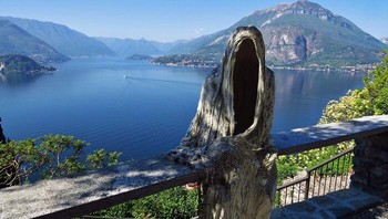 Di Kastil Vezio di Italia ada banyak hantu seperti patung.  Dok. Boredpanda