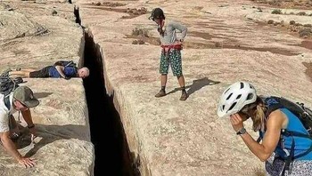 Retakan hitam, retakan sedalam 65 kaki sepanjang jalur di Taman Nasional Canyonlands di Utah. Gimana sudah merinding belum liaht deretan foto tadi? Dok. Boredpanda
