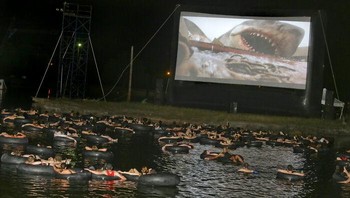 Nonton filmnya seru banget, tapi kok jadi deg-degan ya ikan hiunya muncul dari air. Dok. Boredpanda