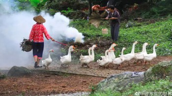 Untuk membuat efek foto tampak berkabut, dibuatlah kabut buatan dengan meniupkan asap. Foto: Weibo