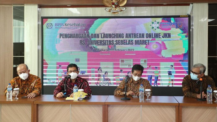 Dirut BPJS Kesehatan Ali Ghufron Mukti (dua dari kiri) bersama Rektor UNS, Sabtu (19/2/2022).