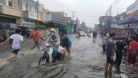 Alvi menjelaskan, dengan membantu mendorong motor tersebut warga bisa meraup untung hingga ratusan ribu rupiah.