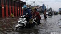 Alvi menuturkan banjir di daerah tersebut biasanya bisa surut sampai tiga jam. Tak jarang banyak kendaraan yang memaksakan lewat dan akhirnya mogok.