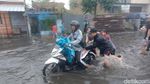 Dorong Motor, Warga Raup Rezeki di Banjir Kopo Sayati Bandung