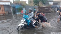 Salah satu warga Sayati Muhamad Alvi (33) mengatakan, dengan adanya banjir tersebut cukup membawa berkah untuk warga sekitar.