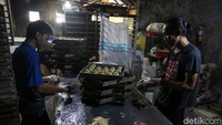 Diketahui, pemerintah menyalurkan bantuan sosial (bansos) pada 2022 untuk UMKM guna membantu pelaku usaha yang terdampak Covid-19.