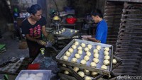 Pekerja tengah melakukan pembuatan kue kering di kawasan Jakarta, Sabtu (19/2/2022).