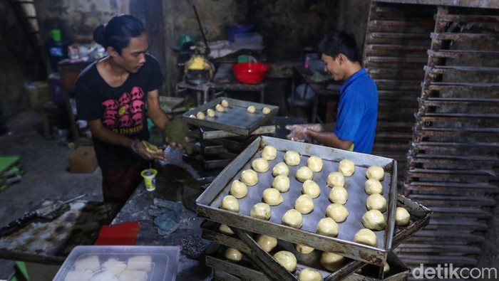 Dorong Pelaku Usaha Bangkit dari Pandemi, BLT UMKM Cair Lagi Pekerja tengah melakukan pembuatan kue kering di kawasan Jakarta, Sabtu (19/2/2022).
Diketahui, pemerintah menyalurkan bantuan sosial (bansos) pada 2022 untuk UMKM untuk membantu pelaku usaha yang terdampak Covid-19.