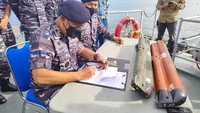 Unit berwarna hijau yang ditemukan oleh nelayan setempat Bernama Arifin Lewa pada 9 Februari 2022 dan 1 unit berwarna orange yang ditemukan sejak kurang lebih 10 tahun yang lalu (dok. Dispen Lantamal VI)