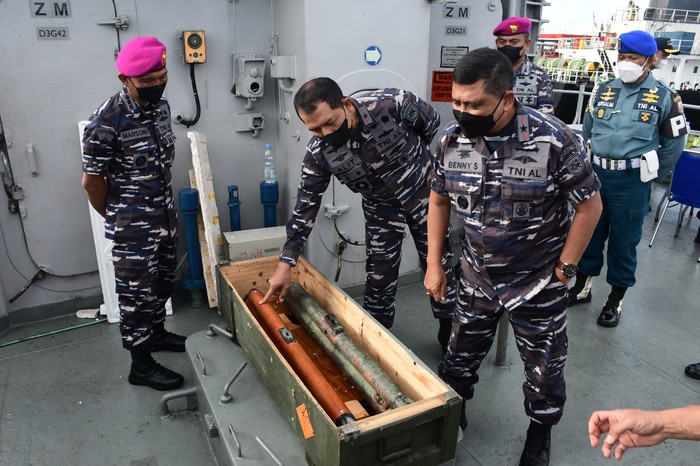 Dua benda mirip rudal bertuliskan Made In USA ditemukan dari Laut Selayar, Sulsel (dok. Dispen Lantamal VI)