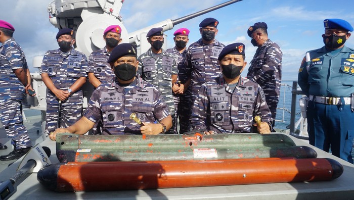 Dua benda mirip rudal bertuliskan 'Made In USA' ditemukan dari Laut Selayar, Sulsel (dok. Dispen Lantamal VI) Dua benda mirip rudal bertuliskan 'Made In USA' ditemukan dari Laut Selayar, Sulsel (dok. Dispen Lantamal VI)