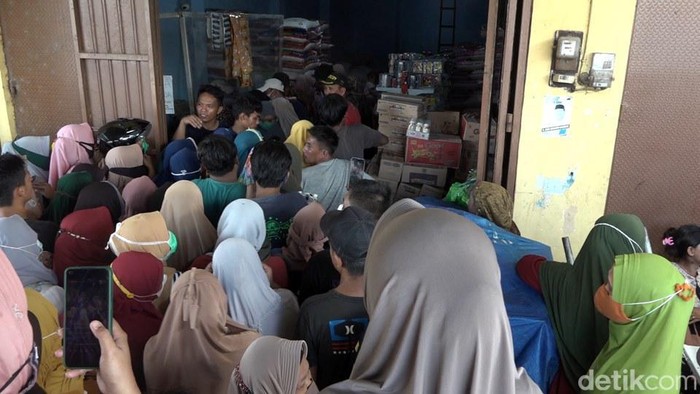 Emak-emak berdesak-desakan hingga saling dorong saat antre minyak goreng di Polman, Sulbar (detiksulsel/Abdy Febriadi)