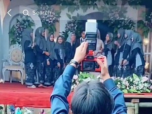 Viral Bikin Ngakak, Trik Fotografer Potret Pengantin di Pelaminan Flyover