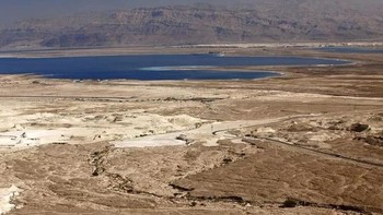 Dataran paling rendah di Bumi berada di Laut Mati yang terletak antara Yordania, Israel, dan West Bank. Permukaan dari tempat tersebut berada di 423 meter di bawah permukaan laut. (Foto: Internet)