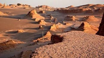 Gurun Dasht-e Lut di Iran merupakan titik terpanas di Bumi, dengan rekor suhu tertinggi di sana mencapai 70,7 derajat Celsius yang terjadi pada kisaran 2003 hingga 2009. (Foto: Internet)