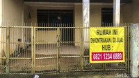 Kondisi tersebut, membuat warga mau tidak mau mulai menjual rumah mereka.
