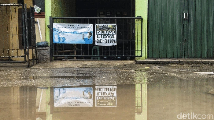 Gak Kuat Kena Banjir, Rumah-Rumah di Bekasi Dijual Diketahui sejumlah rumah di bantaran kali Cileungsi terus diterjang banjir kini para pemilik rumah ramai-ramai menjual tempat tinggal mereka.