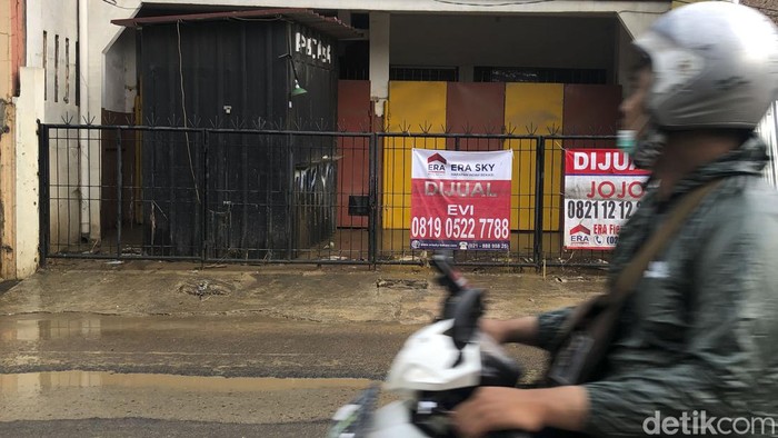 Diketahui sejumlah rumah di bantaran kali Cileungsi terus diterjang banjir kini para pemilik rumah ramai-ramai menjual tempat tinggal mereka.