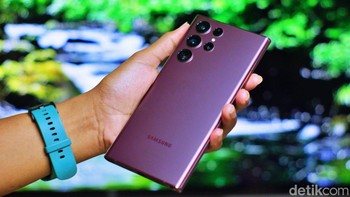 Samsung sudah membuka pre-order Galaxy S22 Ultra hingga 3 Maret dengan sejumlah bonus menggoda. Foto: Adi Fida Rahman/detikINET