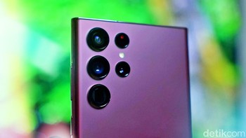 Kamera utamanya berukuran 108 MP bersandiing dengan lensa ultra wide 12 MP, kamera telephoto 10 MP dengan zoom optic 3x dan periskop 10 MP dengan zoom optic 10x. Kamera depan memiliki ukuran 40 MP Foto: Adi Fida Rahman/detikINET