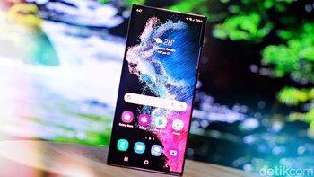 Lyarnya Dynamic AMOLED 2X 6,8 inch QHD+, refresh rate dinamis 1-120Hz dan touch sampling rate 240Hz. Tidak ketinggalan diberikan fitur Vision Booster dan Eye Confort Shield untuk menjaga kesehatan mata dari terpaan cahaya biru. Foto: Adi Fida Rahman/detikINET