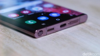 Desain ponsel ini mirip Galaxy Note. Foto: Adi Fida Rahman/detikINET