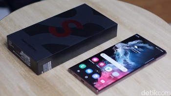Berikut harga Galaxy S22 Ultra di Indonesia. RAM 8 GB + ROM 128 GB = Rp 17.999.000, RAM 12 GB + ROM 256 GB = Rp 18.999.000, RAM 12 GB + ROM 512GB = Rp 20.999.000 / Foto: Adi Fida Rahman/detikINET