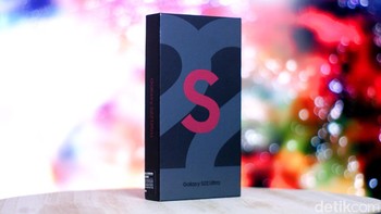 Kotak kemasan Galaxy S22 Ultra masih mirip pendahulunya, karena Samsung tidak membekali charger di dalamnya. Foto: Adi Fida Rahman/detikINET