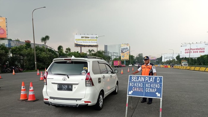 Ganjil genap di gerbang tol Pasteur