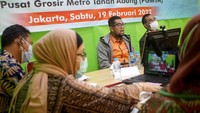 Seiring kunjungannya, ia melihat transformasi nyata Pasar Tanah Abang yang tadinya pasar tradisional menjadi pusat grosir modern terpadu sekaligus barometer perdagangan di Jakarta dan Indonesia. Pusat Grosir Metro Tanah Abang merupakan pusat perdagangan swasta modern pertama di Tanah Abang yang dilengkapi dengan pendingin ruangan yang meliputi seluruh gedung perbelanjaan.