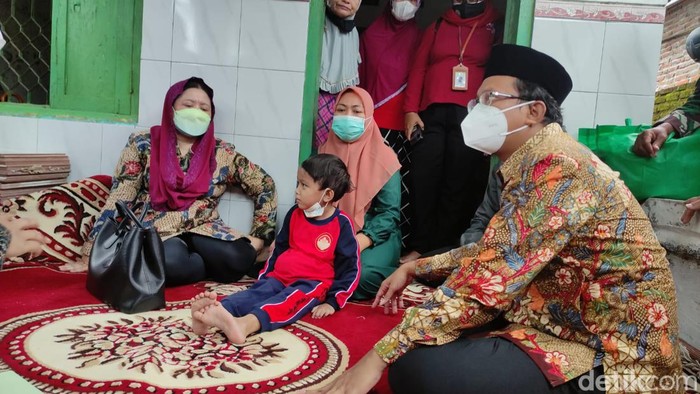 gus muhdlor saat berkunjung ke rumah rizal