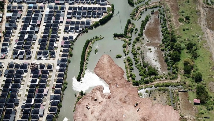 Hutan Mangrove di Pesisir Aceh Kian Menyusut, Tergerus Permukiman Foto udara kondisi penyusutan hutan mangrove di daerah pesisir Kecamatan Baitussalam, Kabupaten Aceh Besar, Aceh, Sabtu (19/2/2022). Hutan mangrove di kawasan pesisir Aceh terus menyusut akibat perubahan dan alih fungsi lahan menjadi lahan kering, pertambakan, penebangan liar untuk pembuatan arang serta penimbunan untuk pembangunan permukiman. ANTARA FOTO/Syifa Yulinnas/aww.