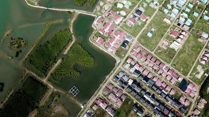 Hutan Mangrove di Pesisir Aceh Kian Menyusut, Tergerus Permukiman Foto udara kondisi penyusutan hutan mangrove di daerah pesisir Kecamatan Baitussalam, Kabupaten Aceh Besar, Aceh, Sabtu (19/2/2022). Hutan mangrove di kawasan pesisir Aceh terus menyusut akibat perubahan dan alih fungsi lahan menjadi lahan kering, pertambakan, penebangan liar untuk pembuatan arang serta penimbunan untuk pembangunan permukiman. ANTARA FOTO/Syifa Yulinnas/aww.