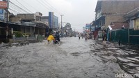 Salah satu warga Sayati Muhamad Alvi (33) mengatakan, banjir di wilayah tersebut selalu terjadi jika hujan deras terjadi wilayah Bandung.