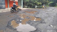 Di beberapa titik bahkan lubang jalan hingga berdiameter 1,5 meter dengan kedalaman lebih dari 5 centimeter. Bukan hanya lubang, ada juga jalan yang sudah tidak beraspal, menyisakan batuan dan tanah layaknya sungai kering. 