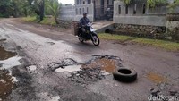 Lubang ini pun kerap tersamarkan dan tak terlihat usai hujan deras. Air hujan  menggenang membuat pengendara terjatuh akibat melintasi jalan yang berlubang. 