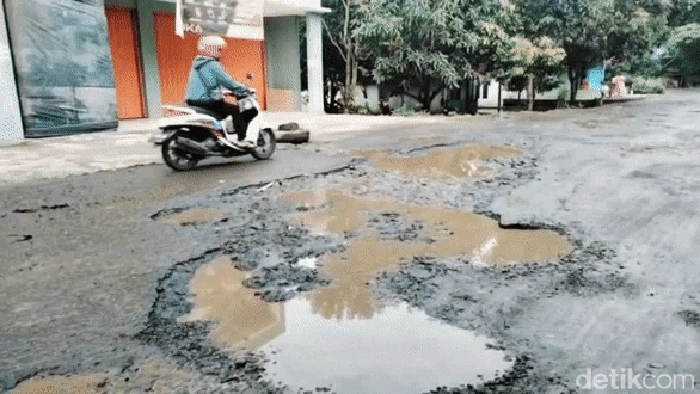 Jalan provinsi sepanjang Cianjur menuju kawasan selatan rusak parah. Bahkan lantaran kesal, mahasiswa dan warga melakukan aksi protes dengan menanam pisang.