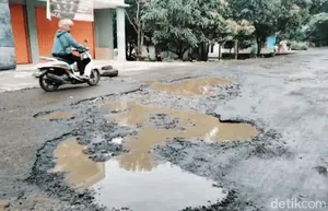 Jalan Provinsi di Cianjur Ini Menahun Rusak hingga Ditanami Pisang