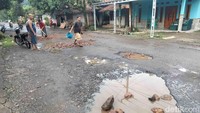 Di sisi lain, Bupati Cianjur Herman Suherman, mengaku sudah beberapa kali mengajukan pembangunan jalan provinsi dari Cilaku hingga Sindangbarang, namun hingga saat ini belum ada jawaban. 