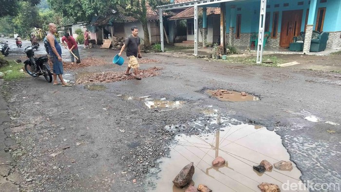 Jalan provinsi sepanjang Cianjur menuju kawasan selatan rusak parah. Bahkan lantaran kesal, mahasiswa dan warga melakukan aksi protes dengan menanam pisang.