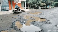 Berdasarkan pantauan detik.com, sebagian besar jalan menuju Cianjur selatan memang rusak parah, mulai dari kerusakan ringan, sedang hingga berat.