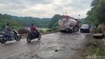 Jalan Provinsi di Cianjur Ini Menahun Rusak hingga Ditanami Pisang