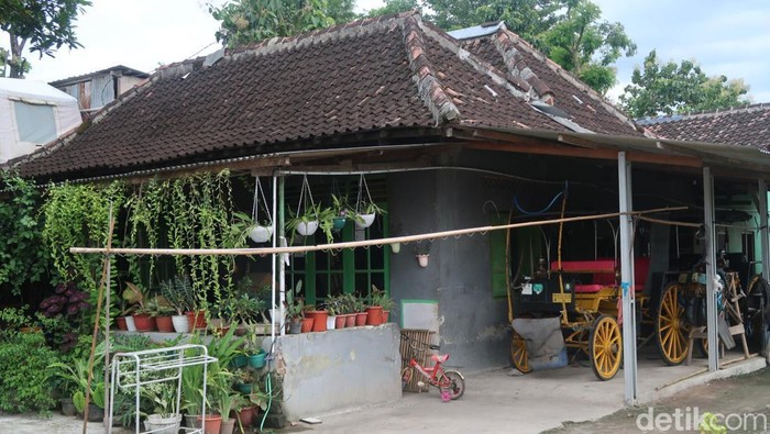 Kampung Kenalan Bantul dijuluki Kampung Andong. Alasannya banyak warganya yang bekerja sebagai kusir andong, dan peternak kuda berkualitas.